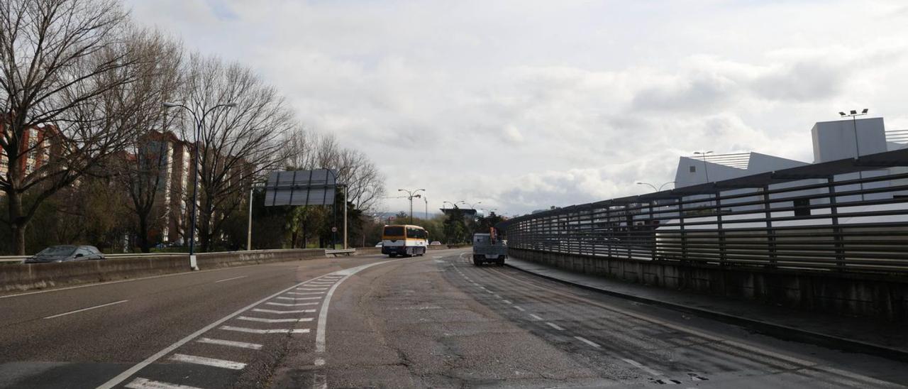 Entorno de Stellantis Vigo, vacío; la planta estará parada hasta el lunes por falta de chips. / ALBA VILLAR