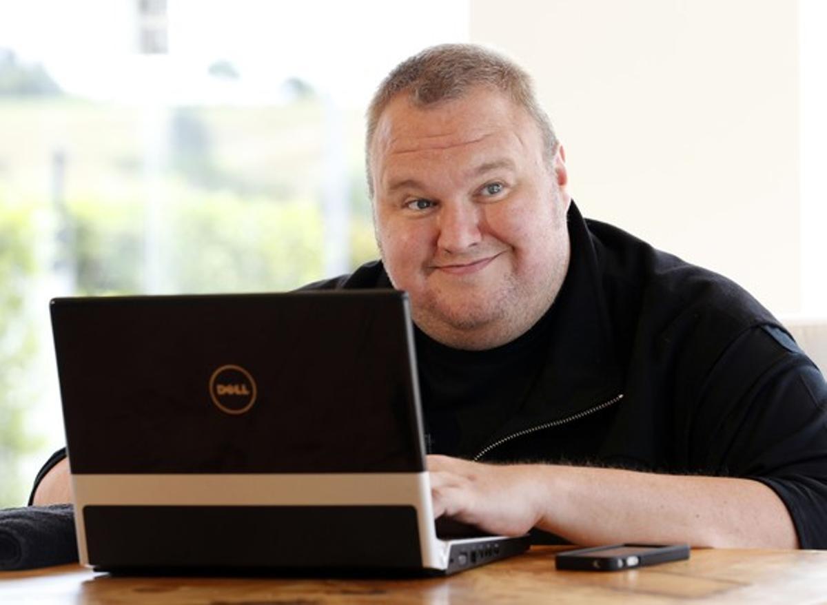Kim Dotcom somriu durant una entrevista a Auckland.