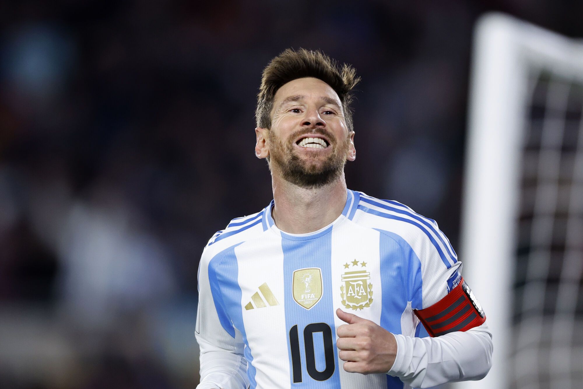 Leo Messi emociona con un doblete en su despedida oficial en el Monumental