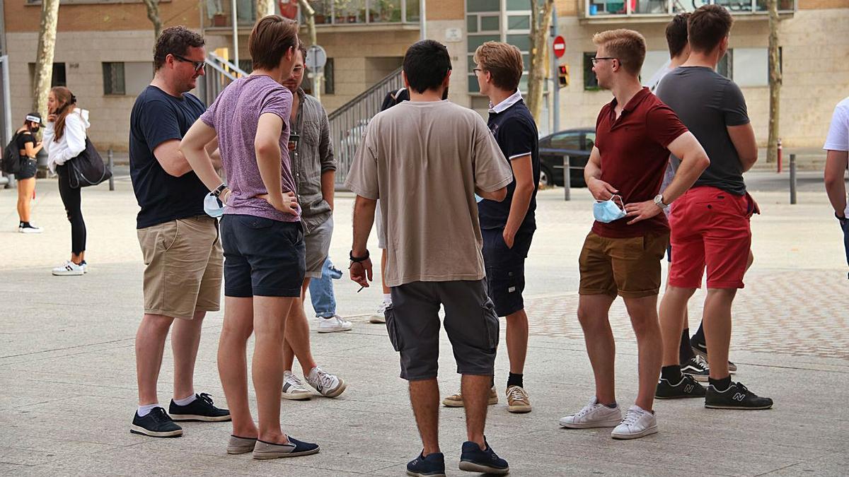 Uns estudiants reunits, després de l’examen de castellà, ahir a la UPF. | ACN