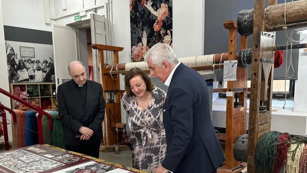 Las casullas de la Catedral de Oviedo recuperan su esplendor en la Real Fábrica de Tapices