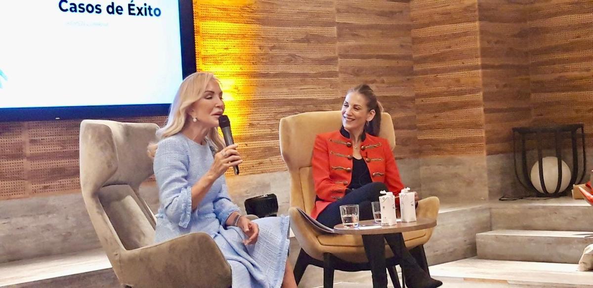 Momento de la charla de Carmen Lomana y Remedios Cervantes