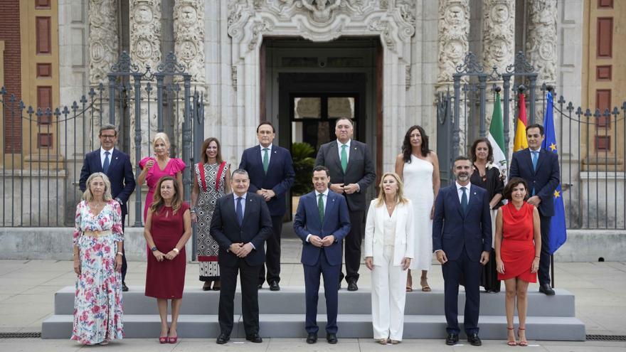 El presidente de la Junta de Andalucía, Juanma Moreno (c), junto a los consejeros, imagen de archivo.