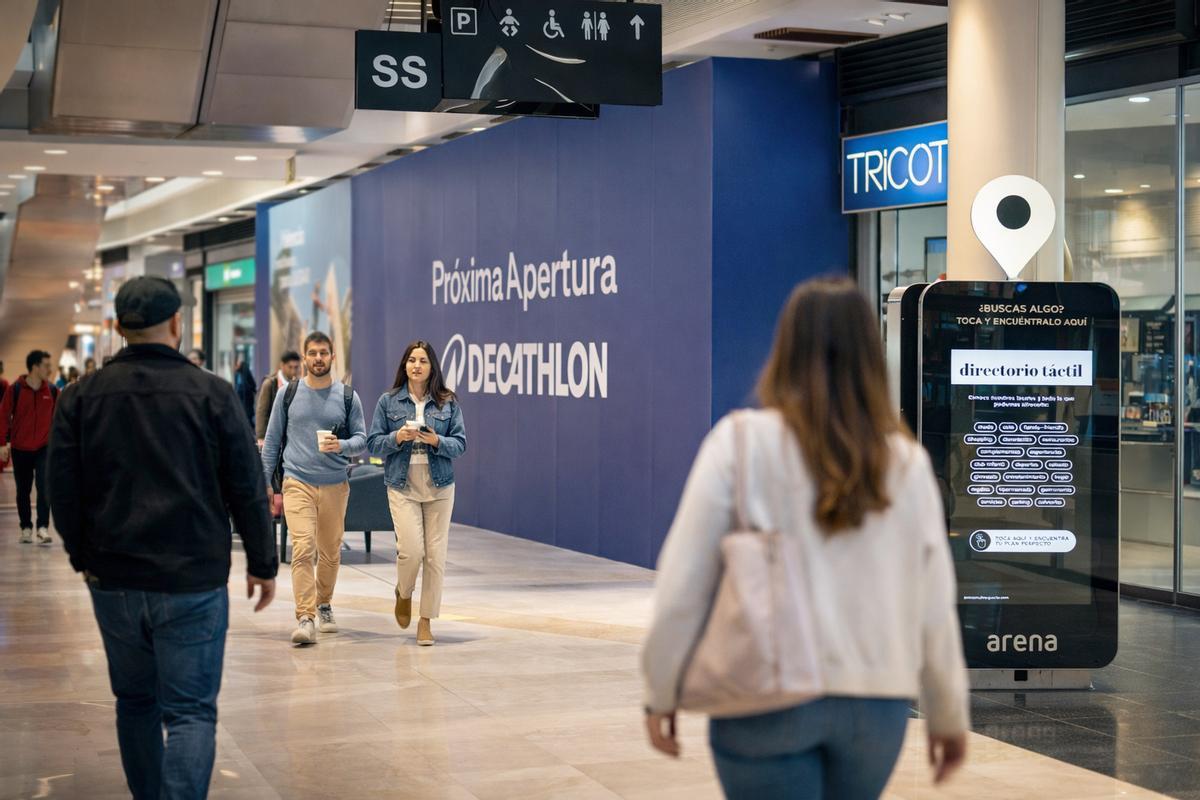 Cerramiento del futuro local de Decathlon en la planta semisótano del Centro Comercial Arena.