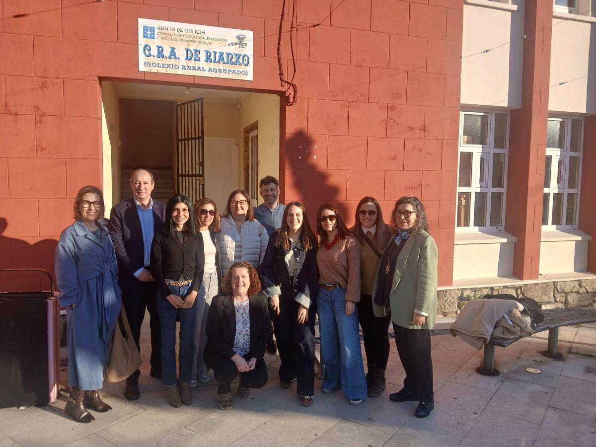 Jesús Álvarez, esquerda, cos docentes que participan nun encontro en Rianxo.
