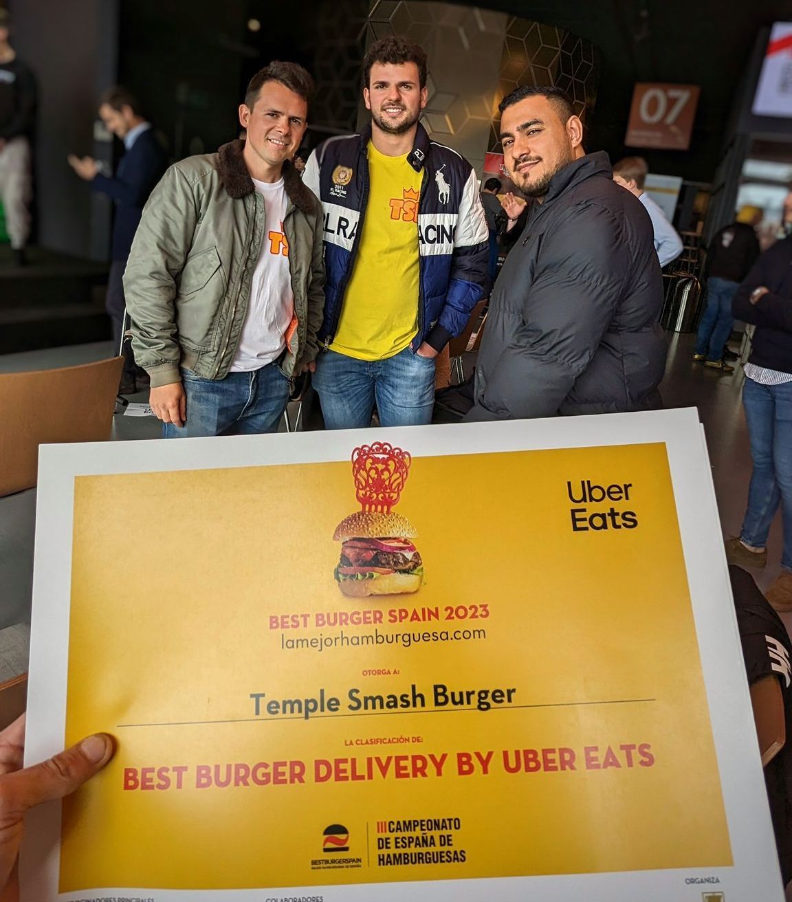 Tras recibir el reconocimiento en la cita celebrada en el Museo (MEGA) de Estrella Galicia confían en que el éxito de la hamburguesa New York vaya en aumento.
