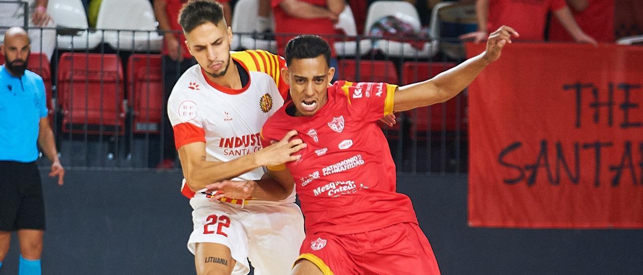 Pulinho y Khalid en una pugna por el balón en el partido entre el Industrias y el Córdoba.