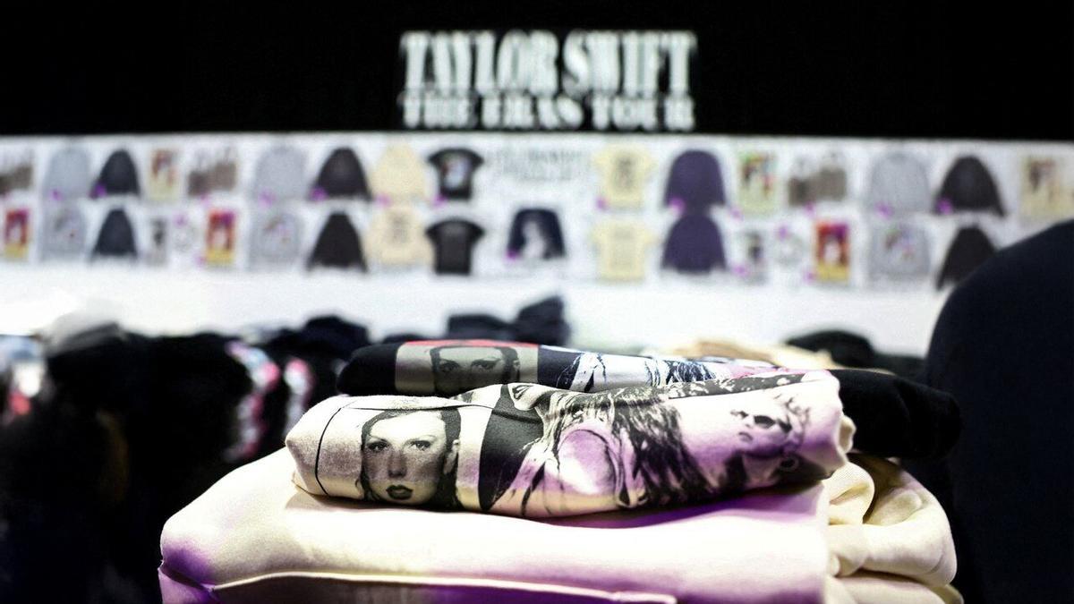 Productos oficiales del merchandising de Taylor Swift y su The Eras Tour Productos oficiales del merchandising de Taylor Swift y su The Eras Tour