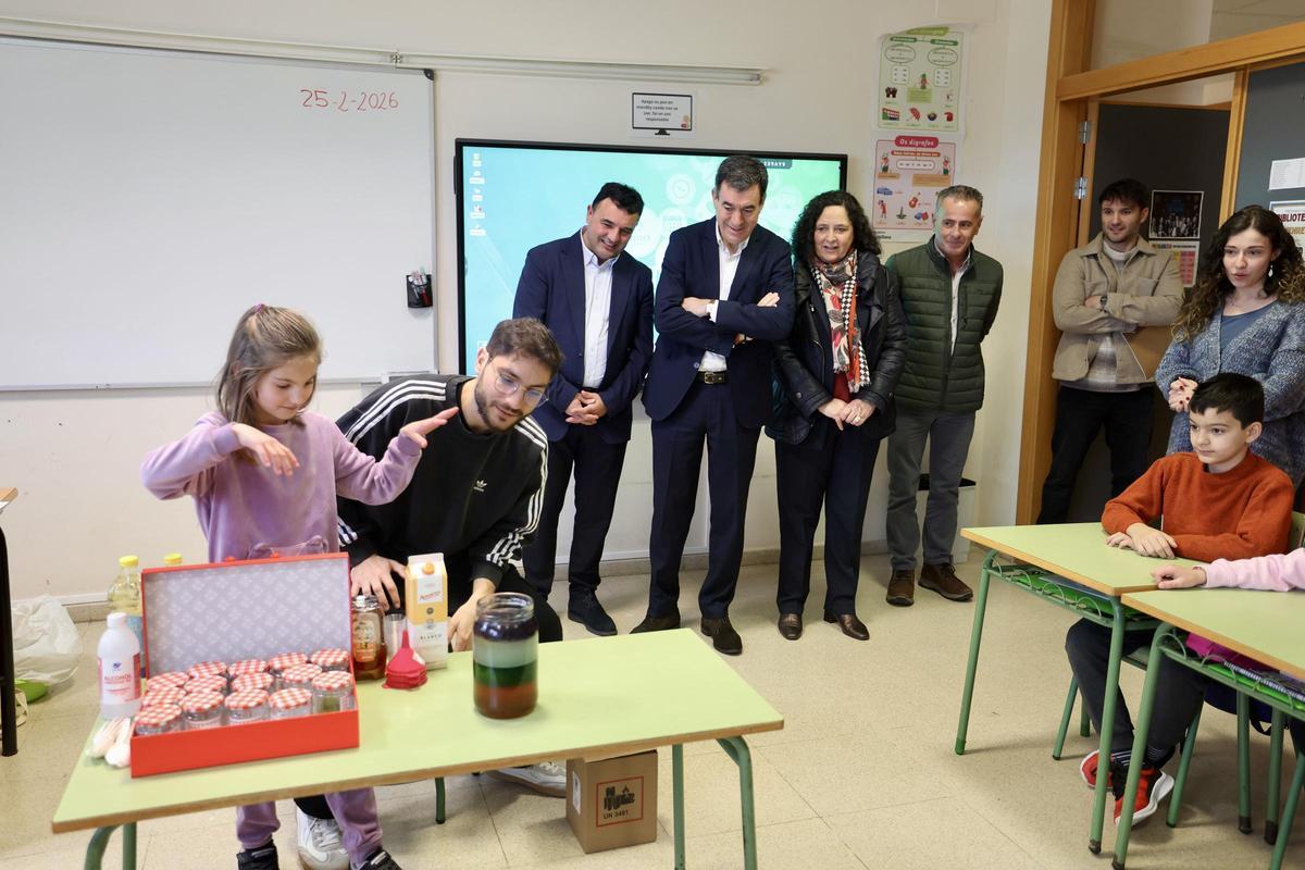 Francisco Charlín, esquerda, Román Rodríguez e Belén Do Campo no colexio de Laxe.