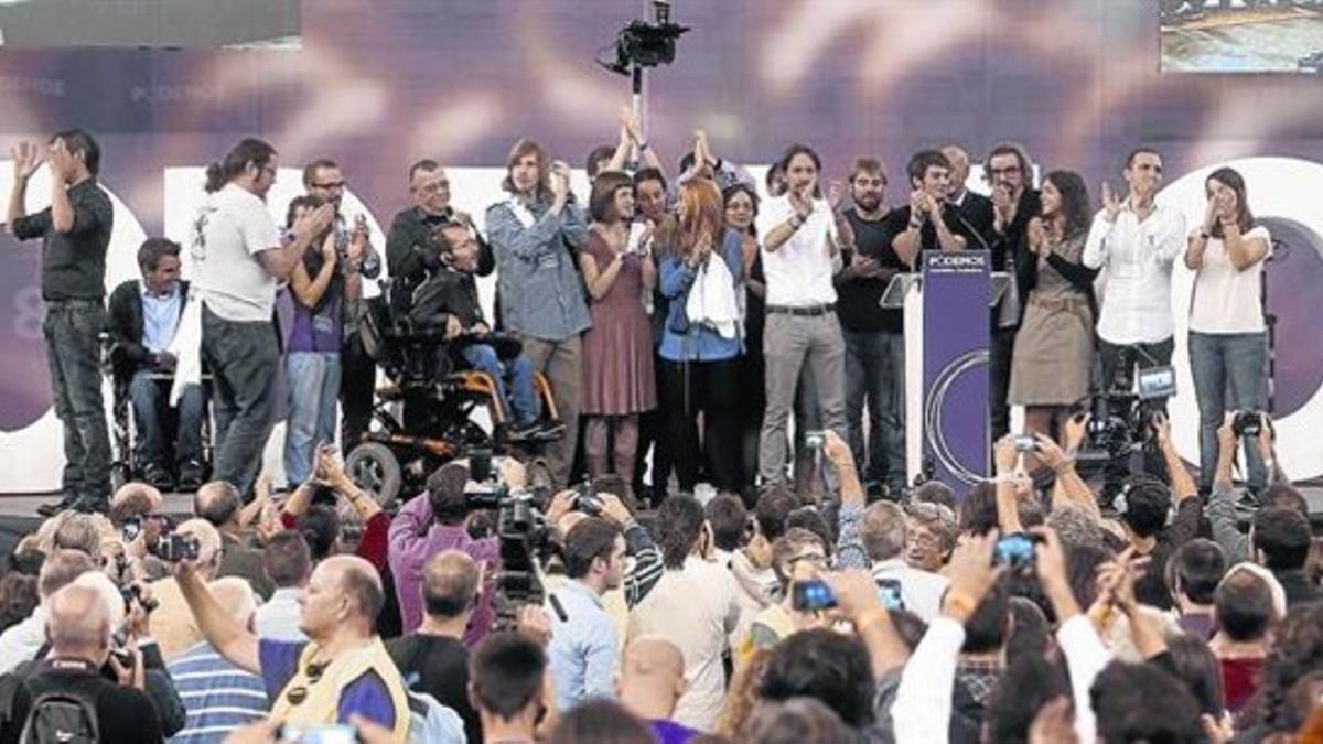 Pablo Iglesias y parte del núcleo dirigente de Podemos aplauden a los asistentes a la asamblea en el pabellón de Vistalegre.