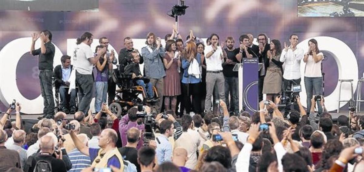 Pablo Iglesias y parte del núcleo dirigente de Podemos aplauden a los asistentes a la asamblea en el pabellón de Vistalegre.