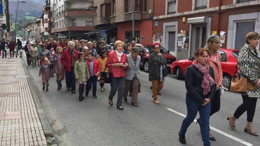 Público asistente a la procesión, en la calle Covadonga de Infiesto.