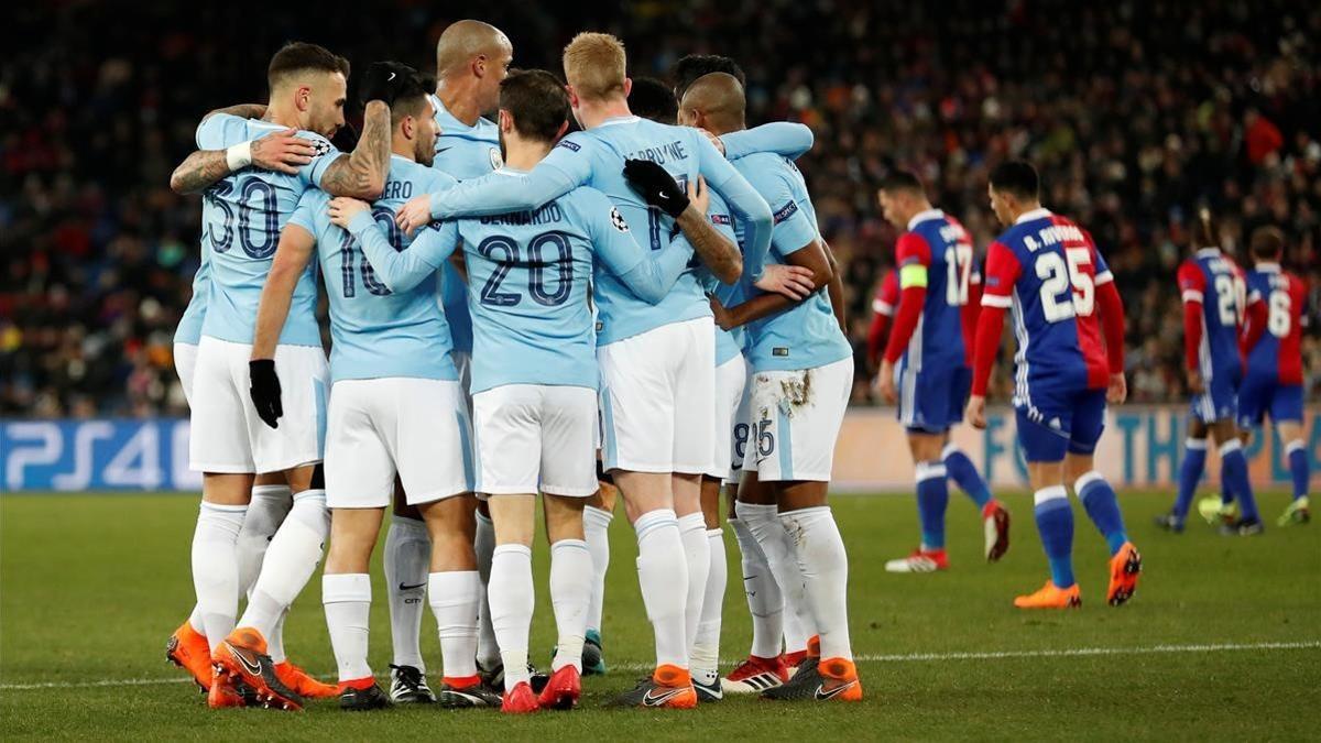 Los jugadores del City celebran en Basilea el 0-3 marcado por el Kun Agüero.