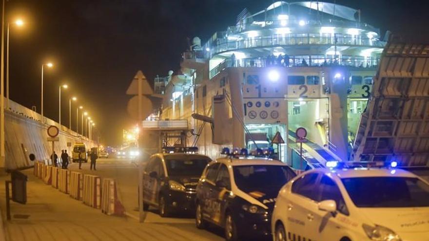 Desembarco de los pasajeros del barco de Armas accidentado