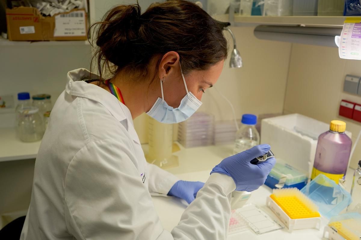 Una investigadora del Vall d’Hebron Institut de Recerca (VHIR).