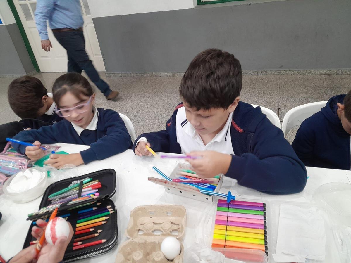 Los Güevos Pintos en el colegio Covadonga de Santa Fe