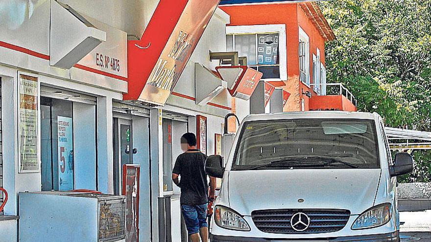 Tres atracadores asaltan una gasolinera en Muro y escapan tras una persecución policial