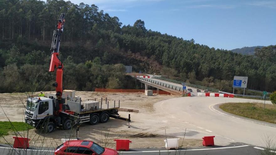 Trabajos, esta mañana, en el paso superior del enlace de Meira al Corredor. / G.N.