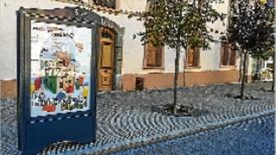 Un tòtem amb la minideixalleria instal·lat a la plaça de Santa Maria