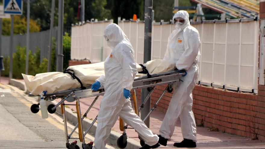 Dos empleats d&#039;una funerària retirant un cadàver de la residència, a Tarragona |