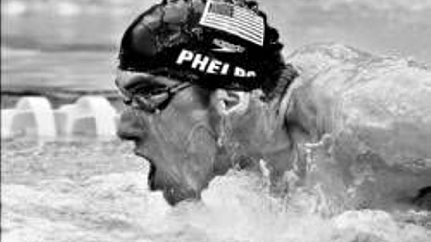 Phelps no se aparta de su ruta y se cuelga su tercer oro