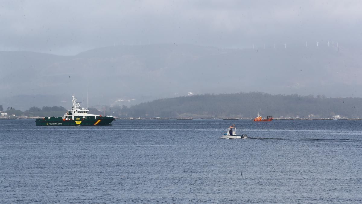 Operación de reflotado del narcosubmarino en la ría de Arousa