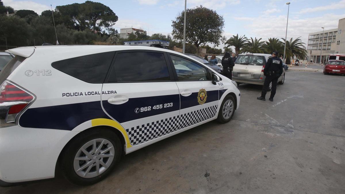 Un vehóiculo de la Policía Local de Alzira en una imagen de archivo.