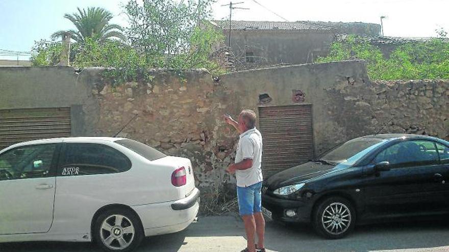 Vecinos de la calle Elche exigen la limpieza de un solar por los olores