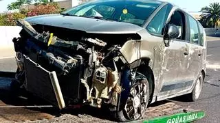Retenciones en la carretera de Santa Eulària en hora punta por un coche volcado