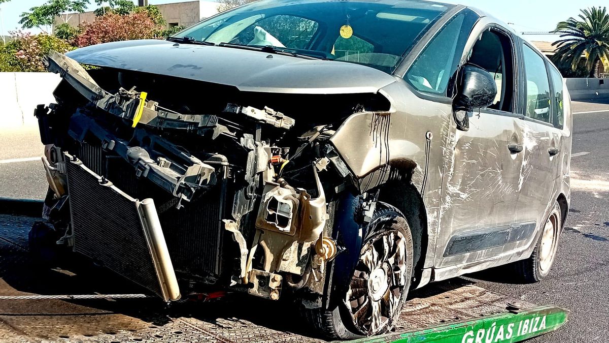 Así ha quedado el coche que ha volcado en la carretera de Santa Eulària