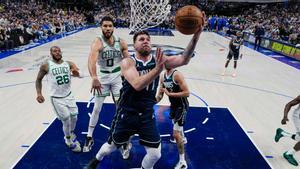 Luka Doncic en una canasta ante los Celtics en las finales de la NBA