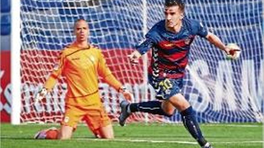 Natalio celebra el primer dels dos gols que va fer contra l&#039;Oviedo.