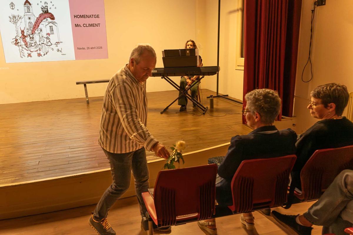 La rosa que simbòlicament es va posar a la cadira que en vida podria haver ocupat mossèn Climent Forner