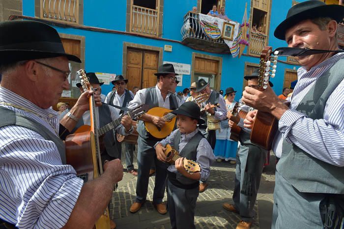 Carretas y grupos en la romería del Pino