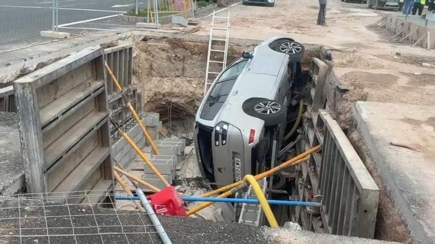 Un coche acaba en el agujero de una obra en la Costera Sur, en Murcia