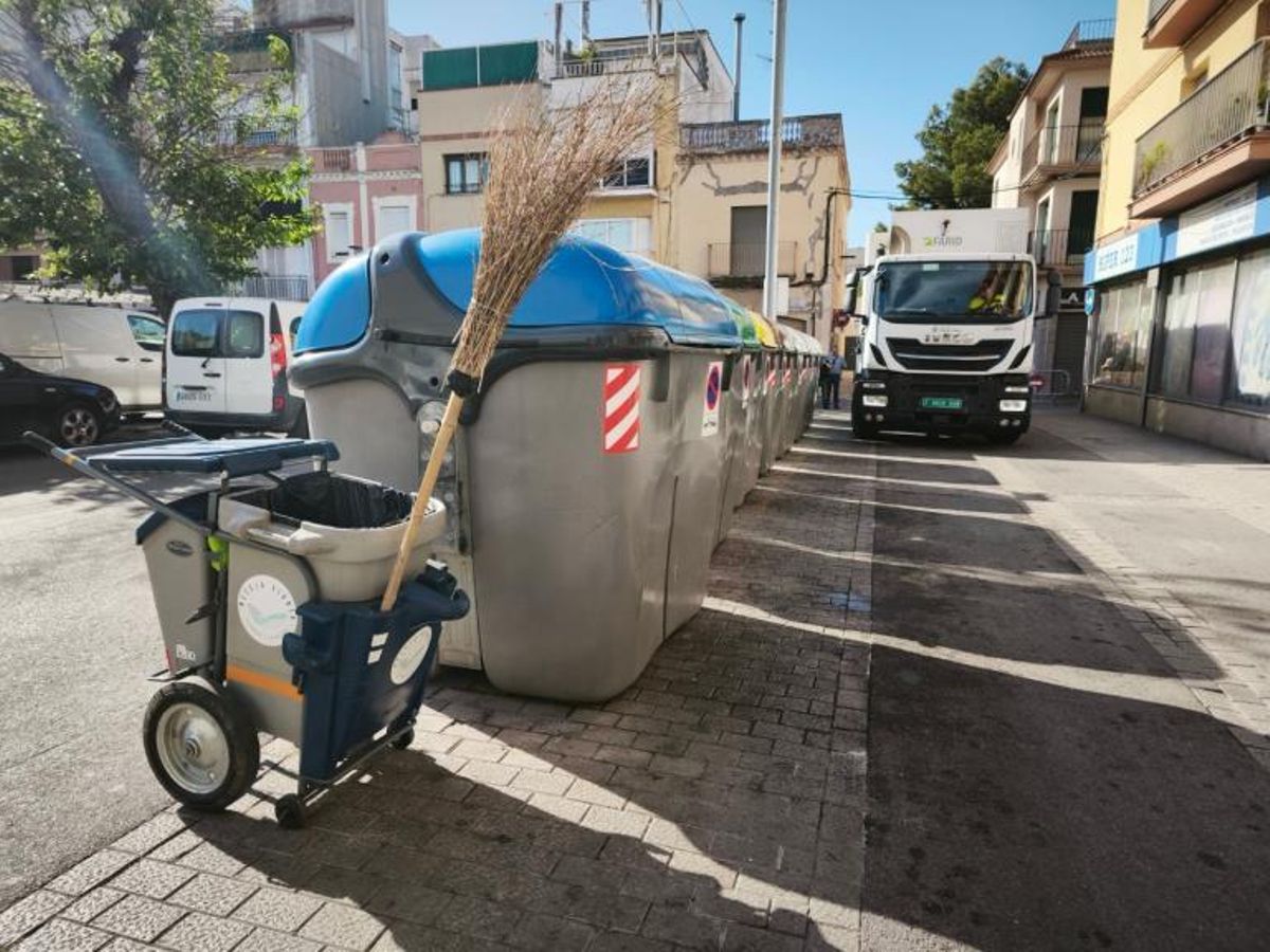 Contenedores y un vehículo del servicio de limpieza viaria de Vilanova i la Geltrú