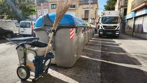 Contenedores y un vehículo del servicio de limpieza viaria de Vilanova i la Geltrú