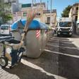 Contenedores y un vehículo del servicio de limpieza viaria de Vilanova i la Geltrú