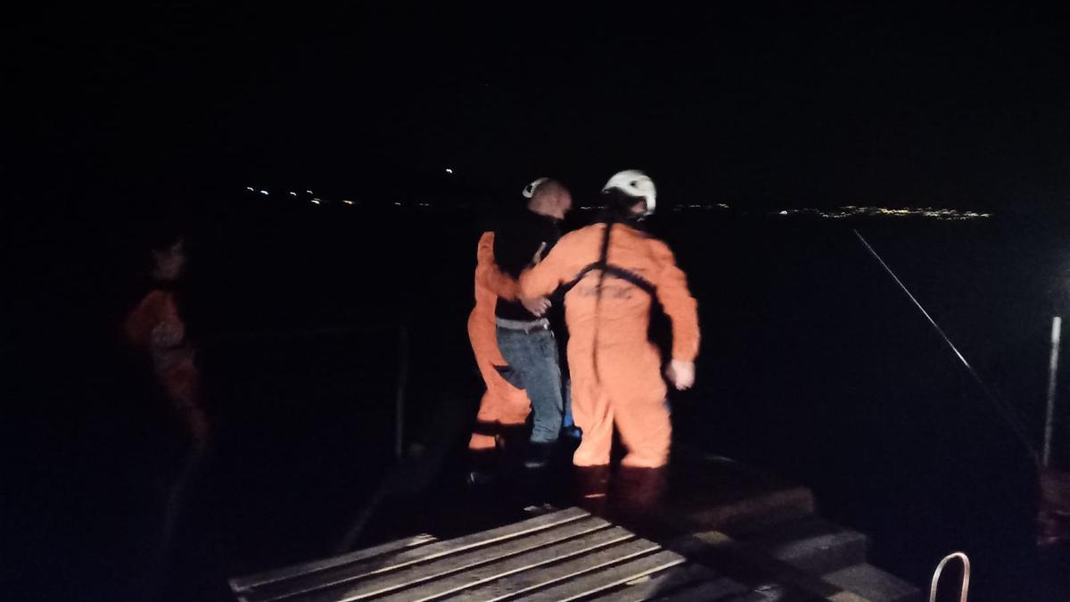 El hombre fue trasladado a bordo de una embarcación de Salvamento Marítimo.