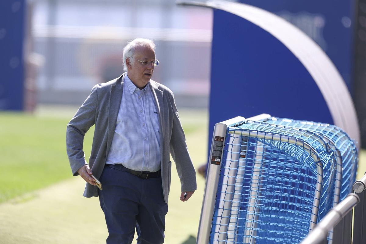 Alejandro Echevarría, el asesor de Joan Laporta, en el campo de entrenamiento.
