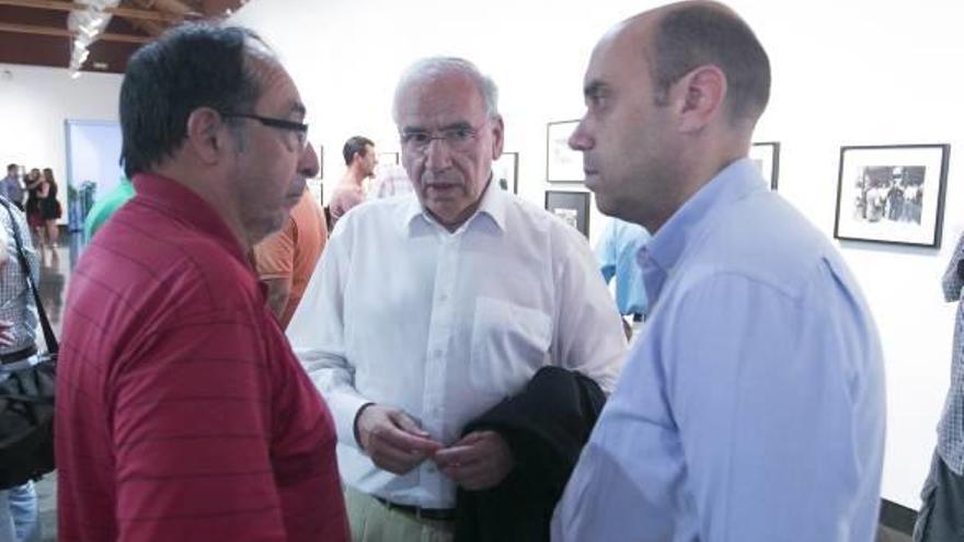 Guerra junto a Echávarri y Franco en la Lonja de Alicante durante la inauguración de la exposición Centelles.