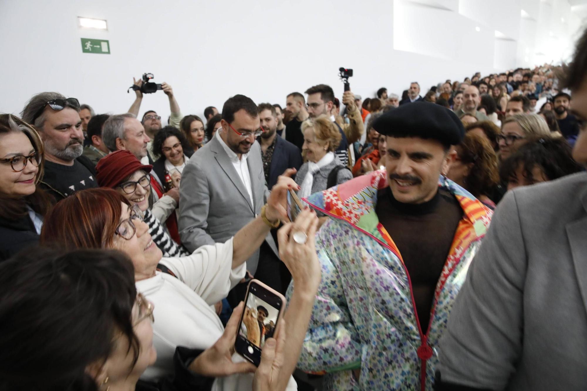 En imágenes: Así fue la inauguración de la exposición de Rodrigo Cuevas en la Laboral Centro de Arte