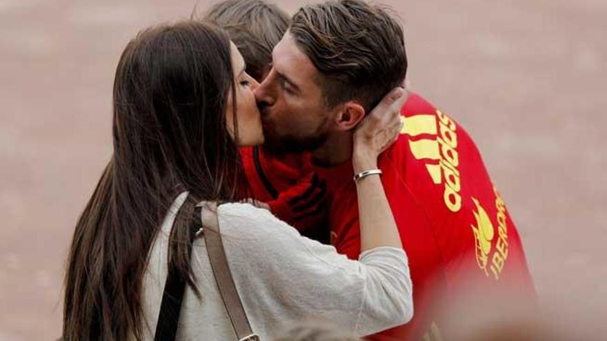 Pilar Rubio besa a Sergio Ramos durante un entrenamiento.