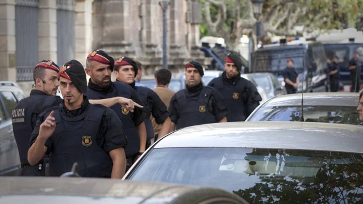 Varios mossos, en un dispositivo de seguridad junto al Parlament, el pasado 25 de septiembre.