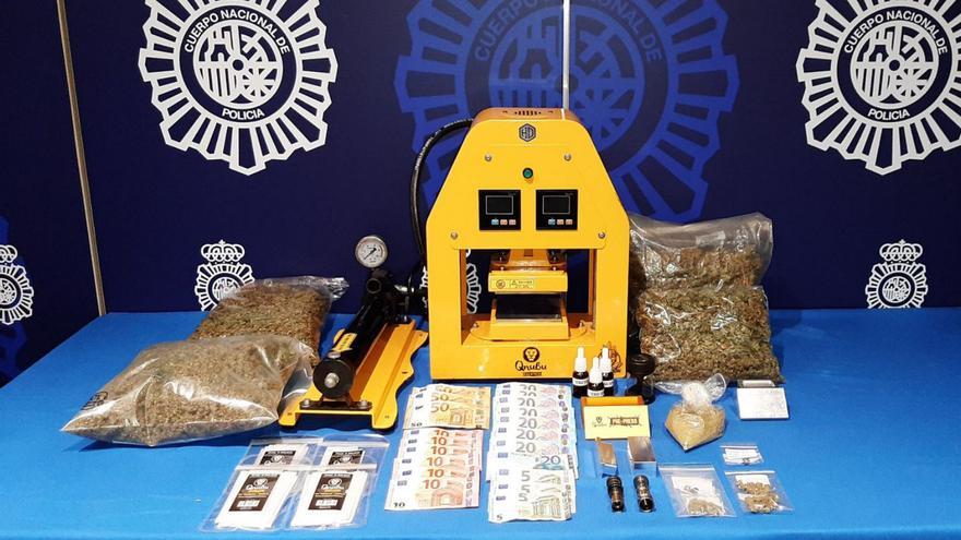 Bolsas de cogollos de marihuana, dinero y útiles intervenidos en el local de la asociación. | POLICÍA NACIONAL