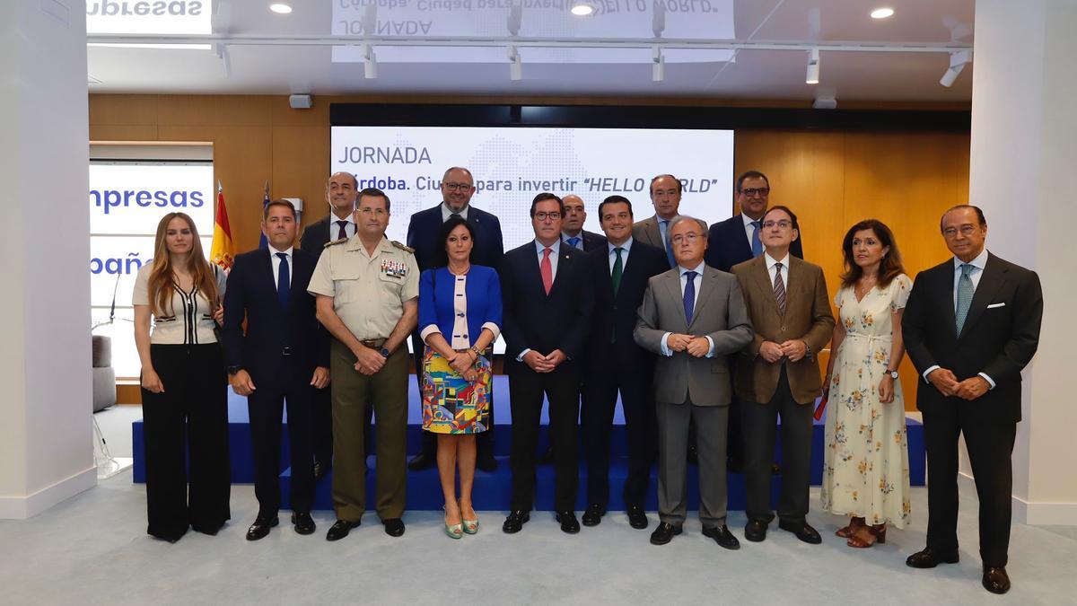 Foto de familia de empresarios, autoridades y militares, en la sede de la CEOE en Madrid.