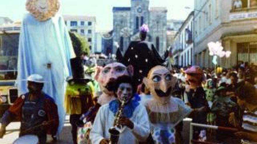 Desfile de cabezudos del grupo Viravolta delante de la Praza da Igrexa de Lalín.