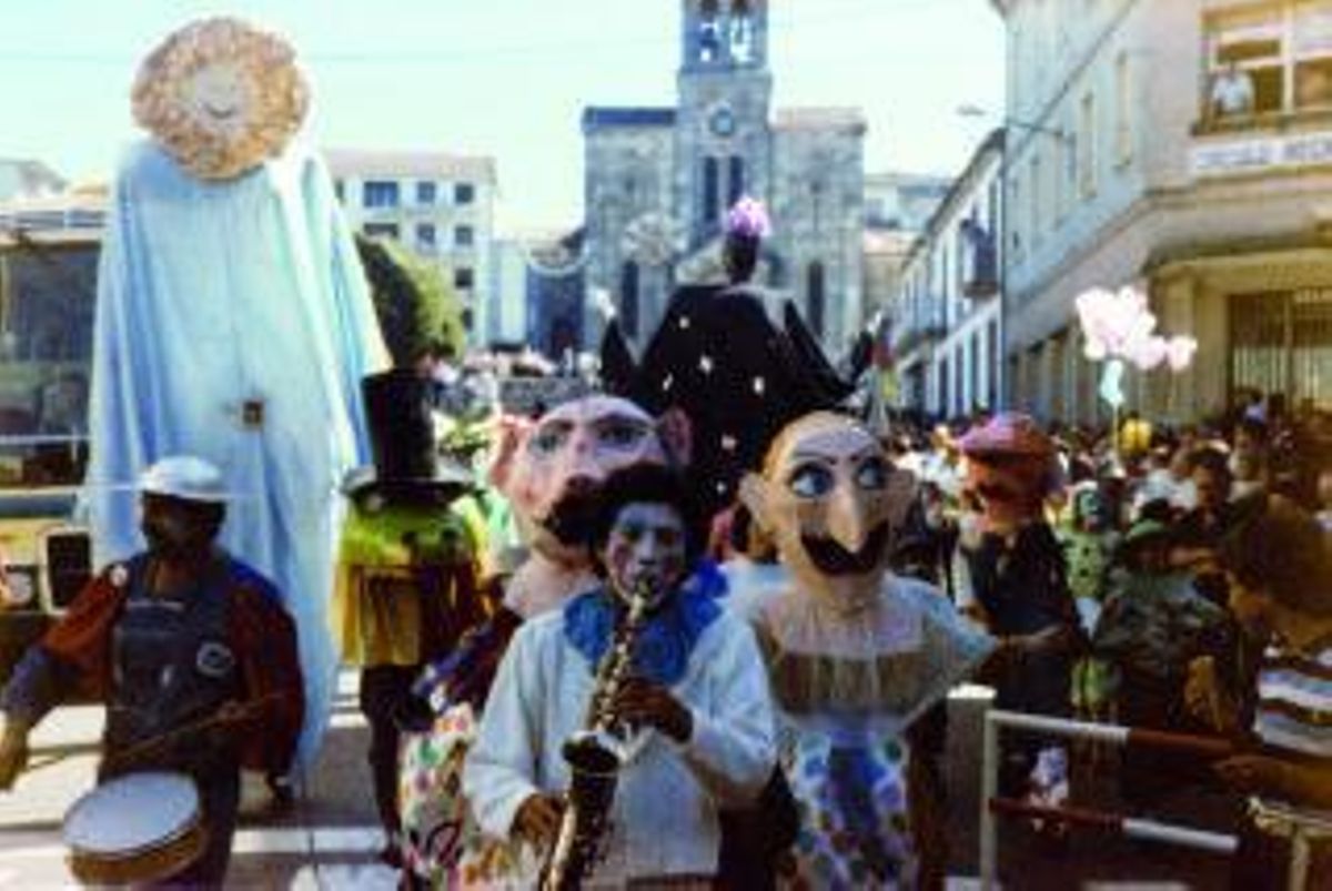 Desfile de cabezudos del grupo Viravolta delante de la Praza da Igrexa de Lalín.