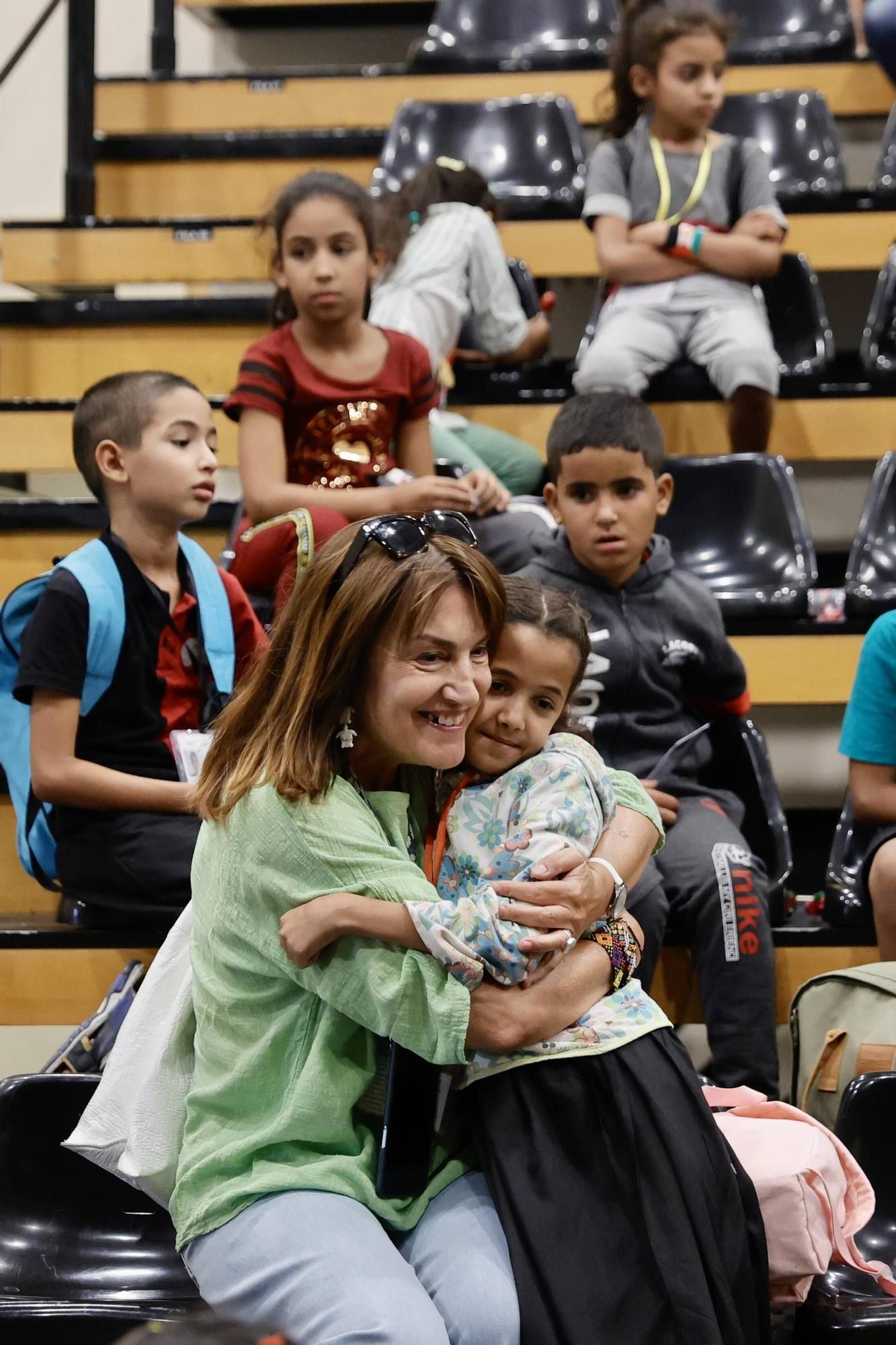 EN IMÁGENES: la llegada a Avilés de los niños saharauis del programa "Vacaciones en paz"