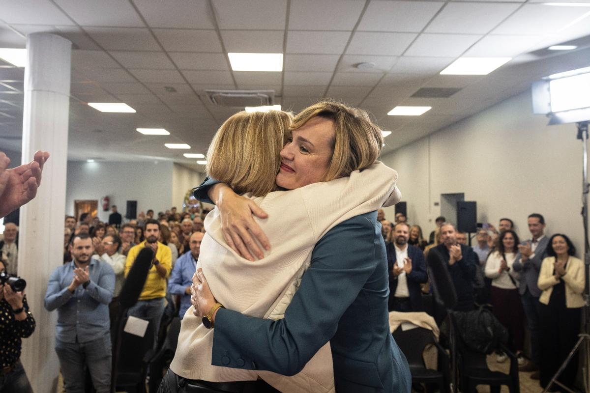 Manuela Berges y Pilar Alegría se abrazan en La Zaida, cuando la ministra anunció su candidatura para liderar el PSOE Aragón.
